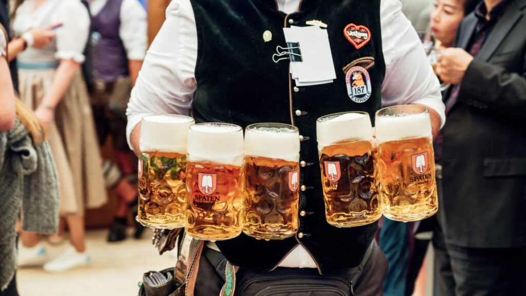 A Oktoberfest é o maior festival de cerveja.