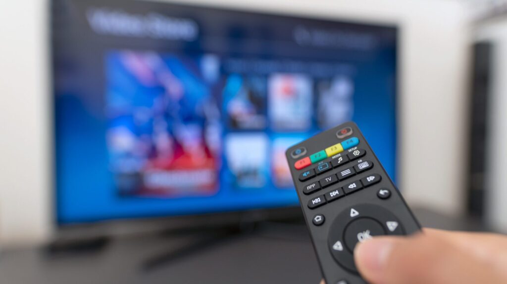 As pessoas ficam presas às telas de TV todos os dias.