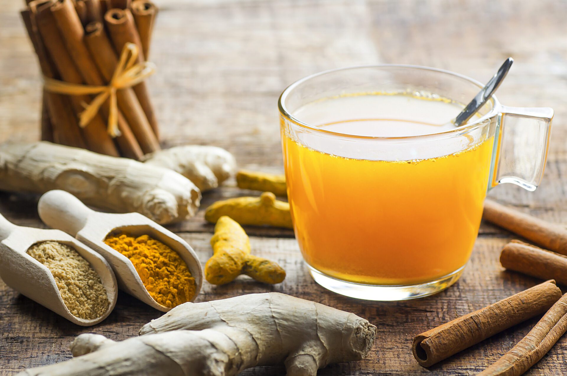 A bebida de curcumina tem fortes efeitos anti-inflamatórios e antioxidantes.