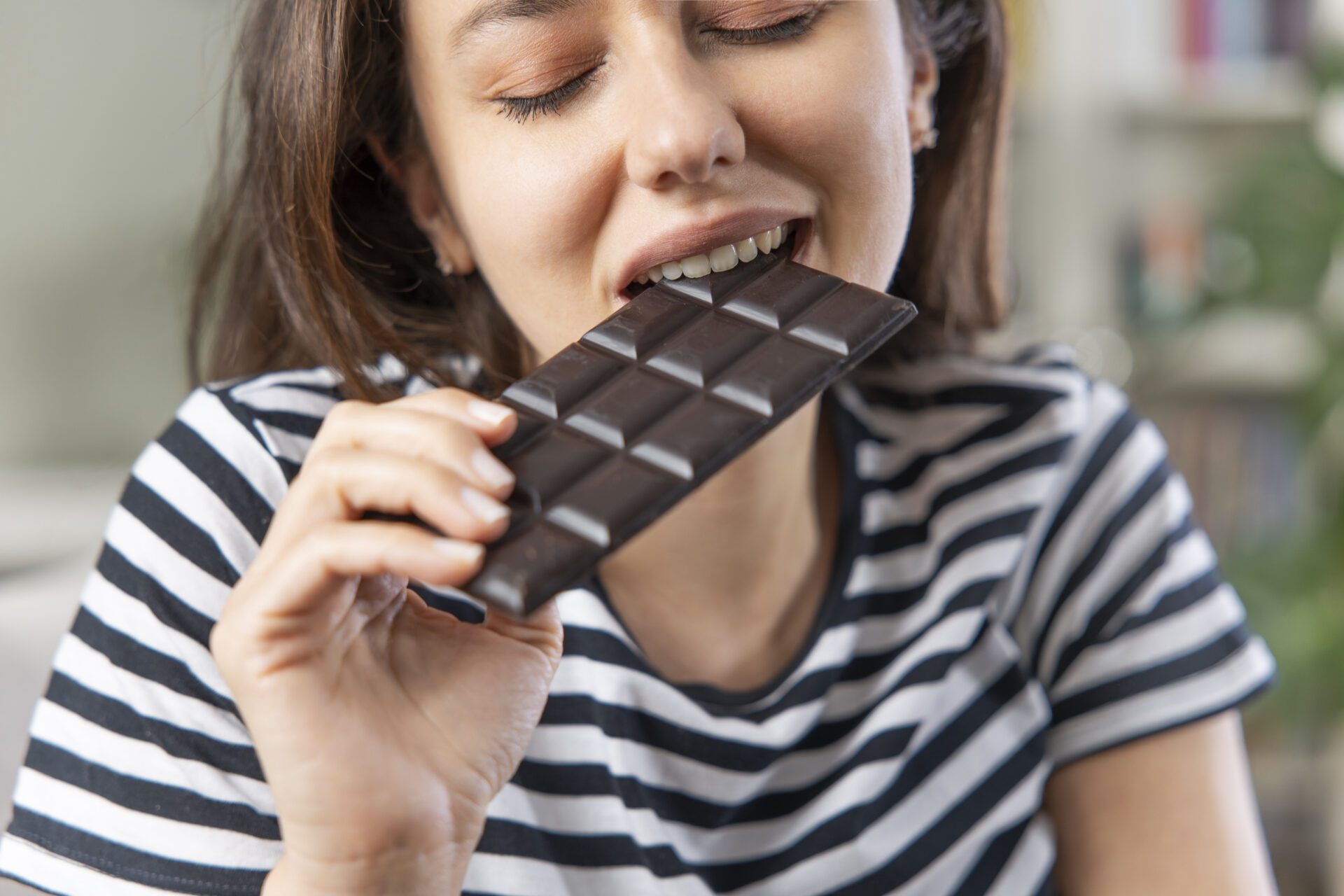 Não tenha medo de consumir chocolate amargo. O teor de cacau oferece muitos benefícios à saúde.