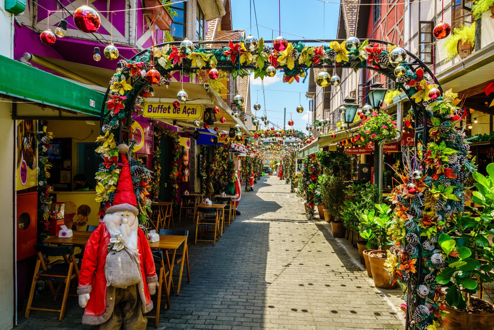Os mercados de Natal no Brasil estão no espírito do verão e das cores.