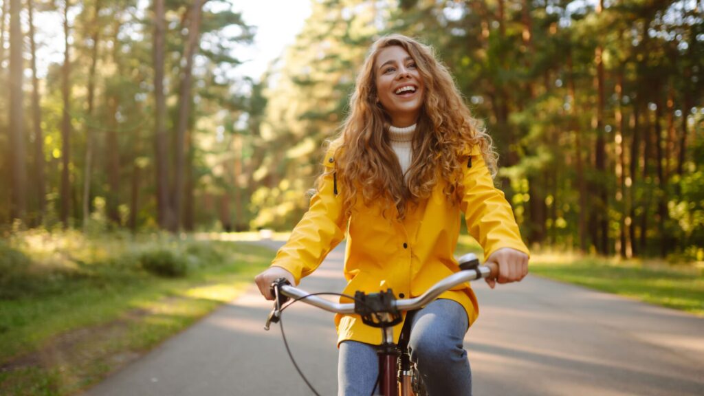 Andar de bicicleta pelo campo tem um efeito calmante.