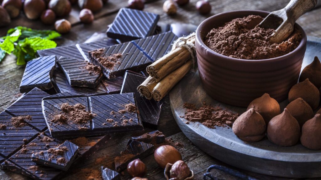 O chocolate amargo contém teobromina, que pode ter efeitos positivos sobre a saúde do coração.