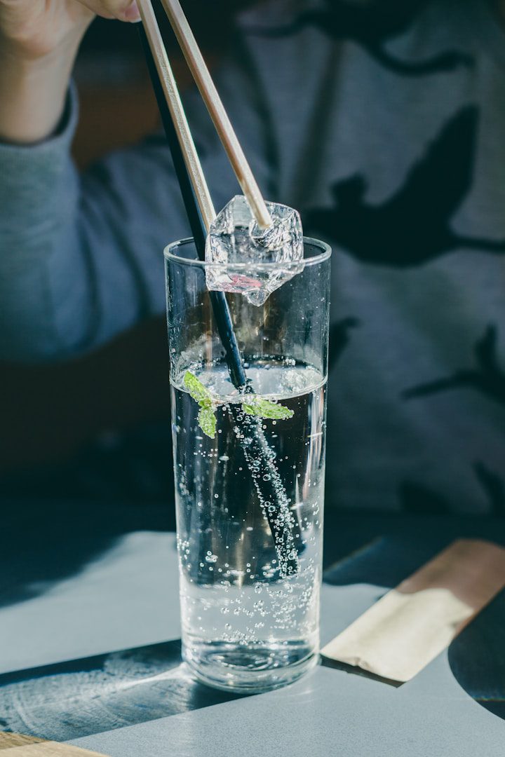 A água com gás é refrescante, mas as bolhas nela contidas são perigosas para o corpo de várias maneiras.