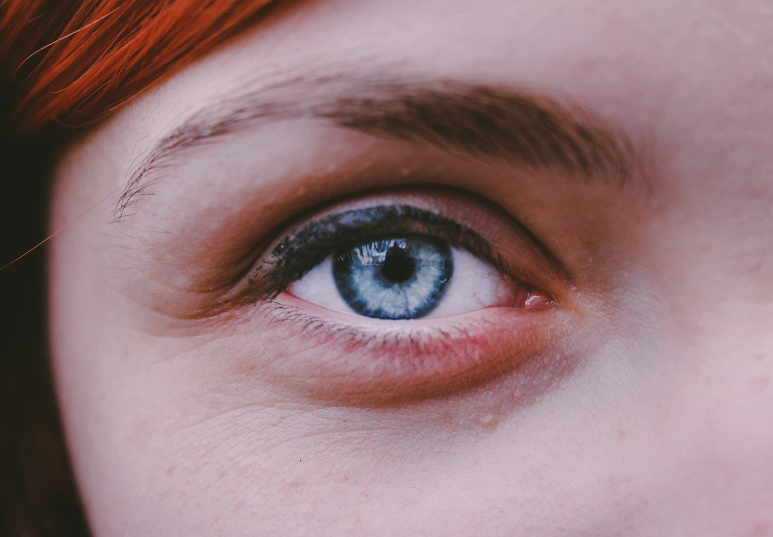 Algumas pessoas gostam de óculos, mas outras se sentem desconfortáveis ao usá-los. Até mesmo simples colírios podem resolver defeitos oculares.