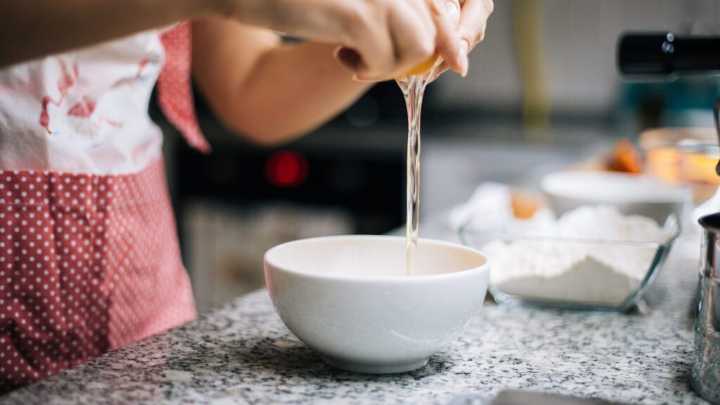 Na cozinha, geralmente usamos apenas as gemas dos ovos, as claras ficam na geladeira. No entanto, elas podem ser usadas para fazer muitos outros pratos.