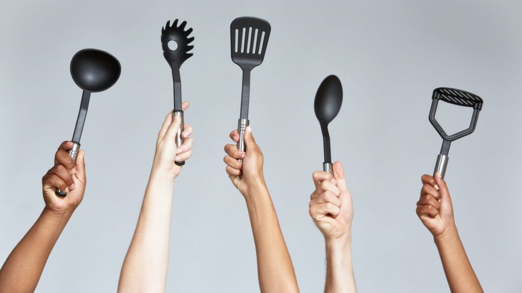 Os utensílios de plástico podem ser práticos em alguns aspectos. Só que os microplásticos podem facilmente acabar em seus alimentos.