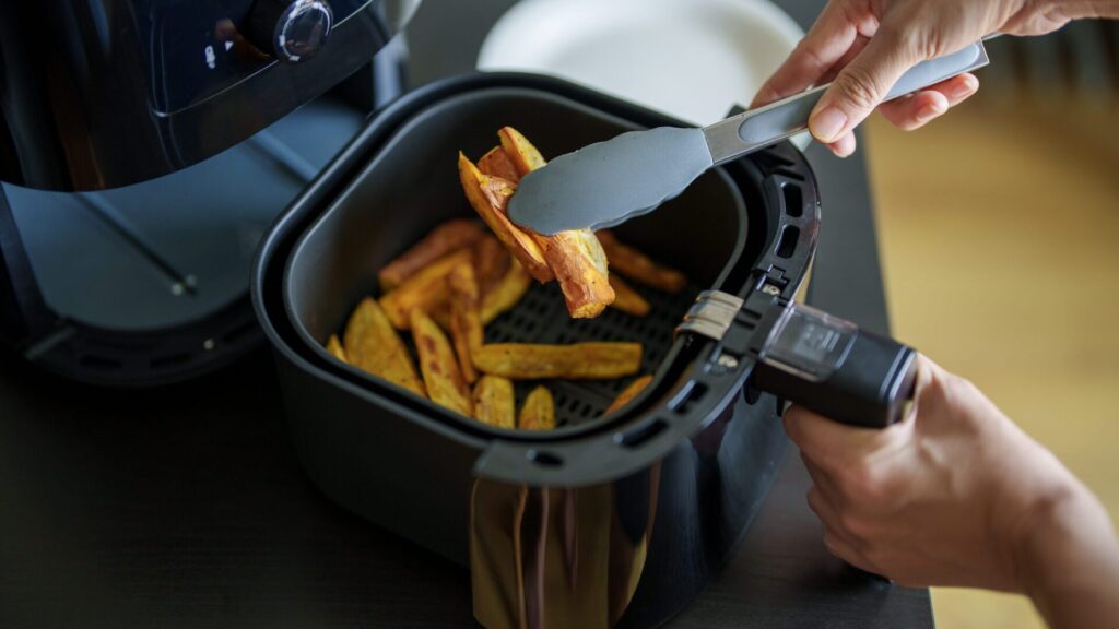 Ficar em frente ao fogão é coisa do passado: a Air Fryer faz um jantar quente para você