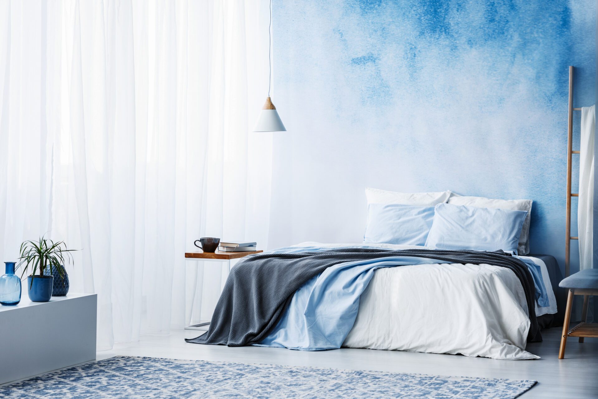 Os tons de azul claro para quartos são recomendados para 2026. Você também pode combinar sua sala de relaxamento dessa forma.