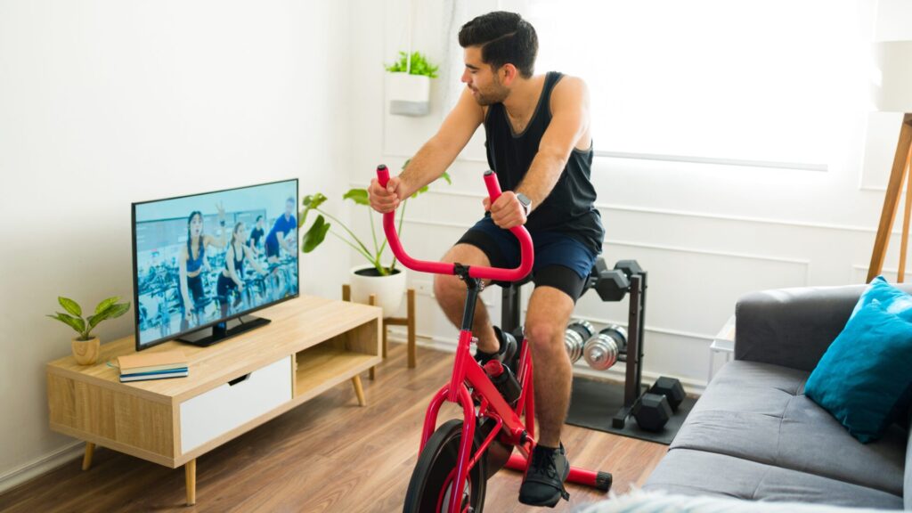 Torne os exercícios divertidos. Você pode fazer estas atividades simples de movimento enquanto assiste à série