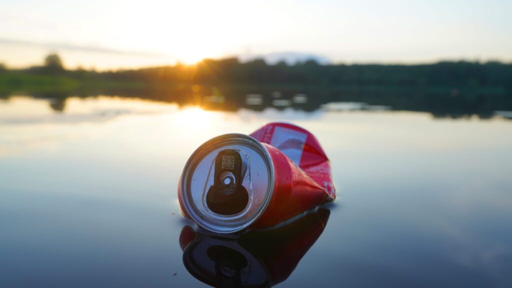 As latas são altamente recicláveis. Mas a maioria de nós comete erros que as impedem de voltar a circular.