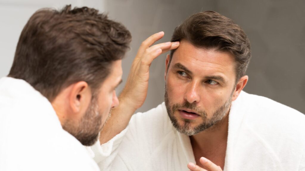 Seu cabelo pode estar caindo por causa da bebida que você tem na mesa neste momento.