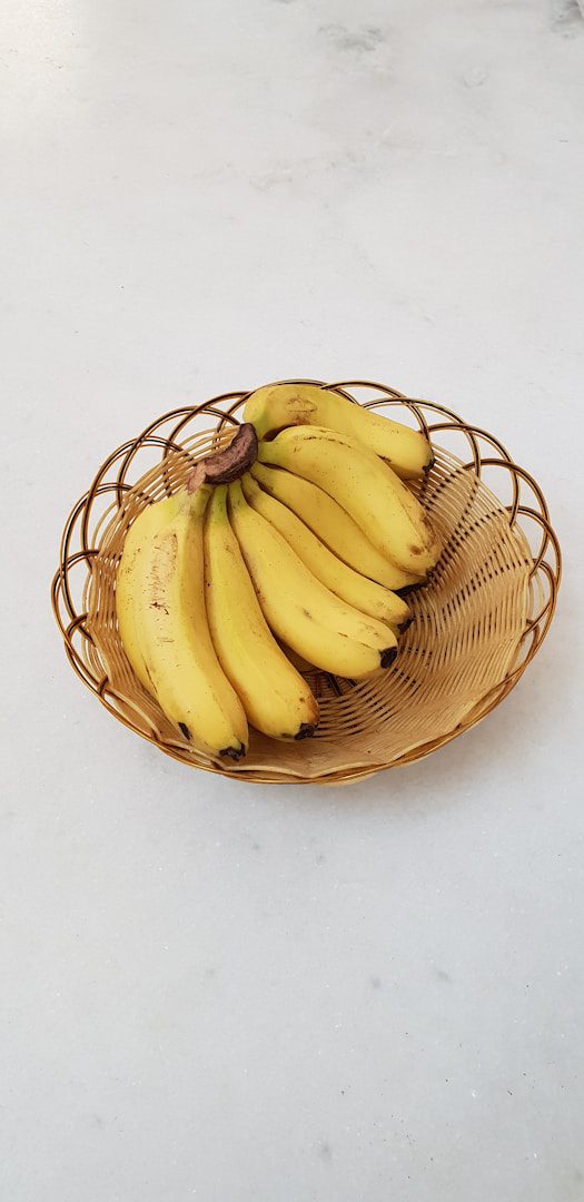 As bananas são mais adequadas para um ambiente seco e fresco, mas não para uma geladeira. O ideal é deixá-las em uma tigela sobre o balcão.