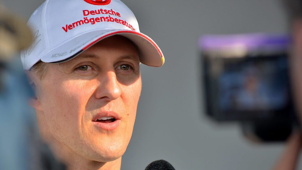 Michael Schumacher está acamado desde 2013, após um terrível acidente. Agora, sua saúde parece estar melhorando.