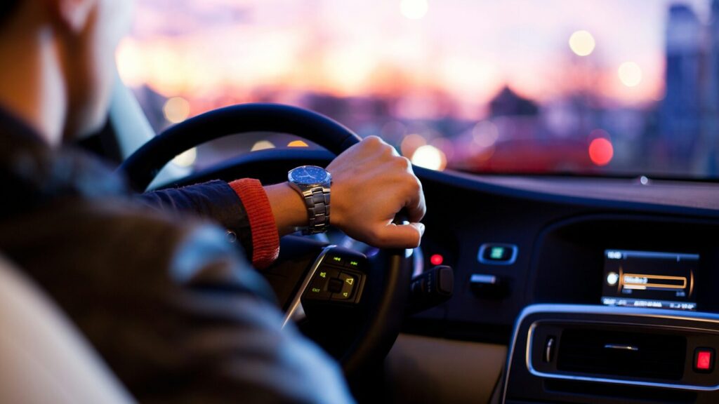 Há muitas regras a serem seguidas ao dirigir um carro. Desde o momento em que você se coloca atrás do volante. Até mesmo um hábito que você cria ao ligar o motor é muito importante.