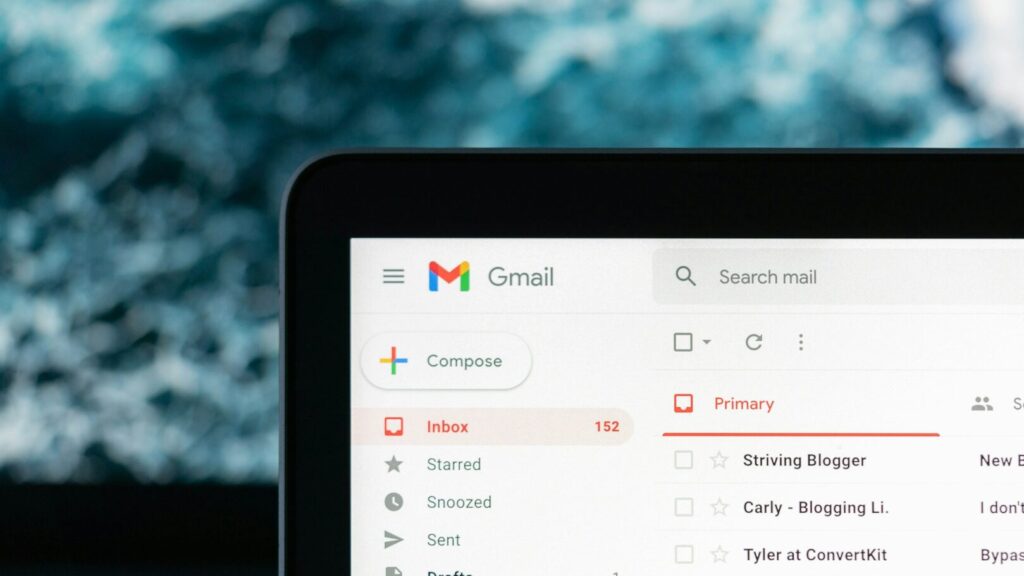 O e-mail é uma das formas mais comuns de comunicação nas empresas atualmente. O G-mail está sendo usado cada vez com mais frequência.