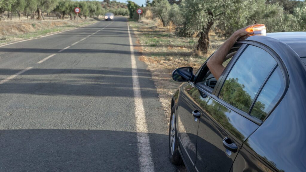 Se estiver viajando para o exterior, você deve conhecer as regras de transporte locais. Na Espanha, se um carro quebrar, um simples triângulo de advertência não é suficiente.
