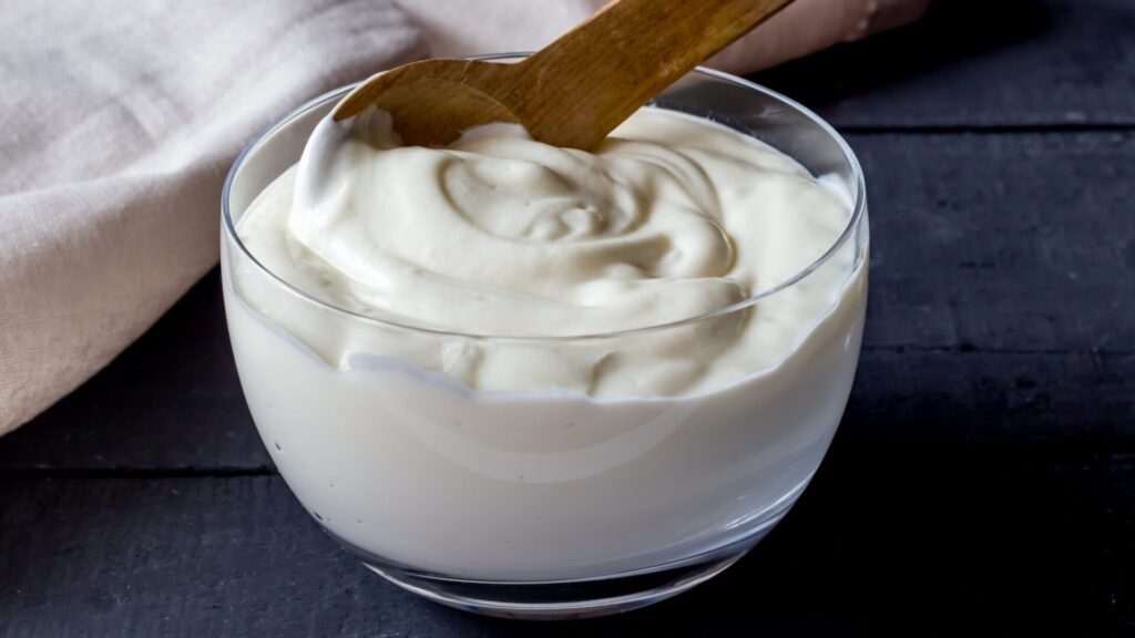 O aditivo E407 pode causar inflamação. No entanto, ele é comumente adicionado a sobremesas e produtos lácteos.