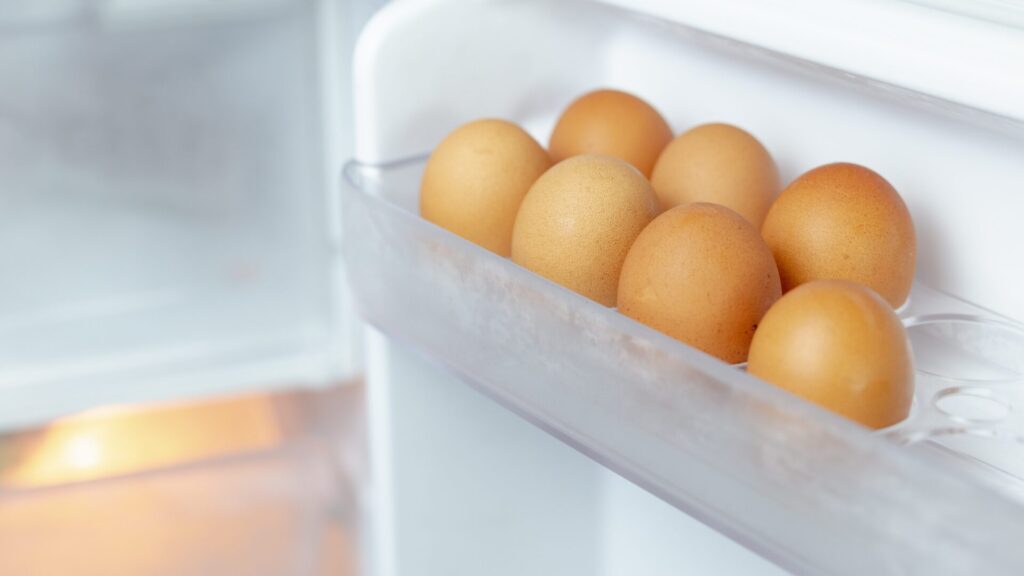 Quase todo mundo coloca ovos na porta da geladeira. Na verdade, esse é um hábito muito ruim.