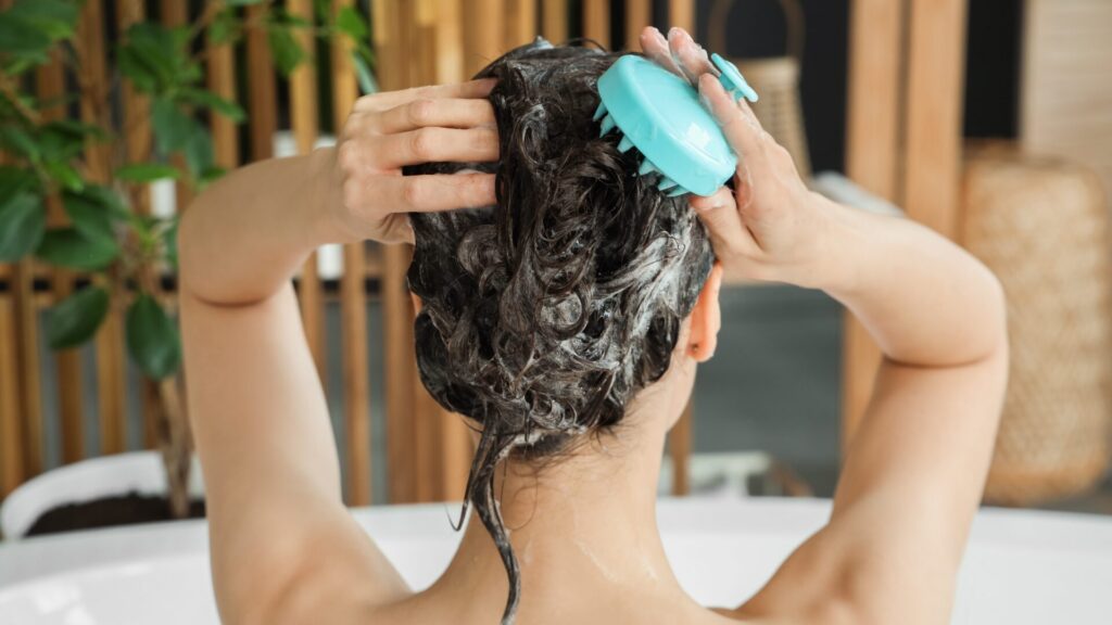 Algumas pessoas lavam o cabelo todos os dias, outras em dias alternados. Qual é a frequência correta?