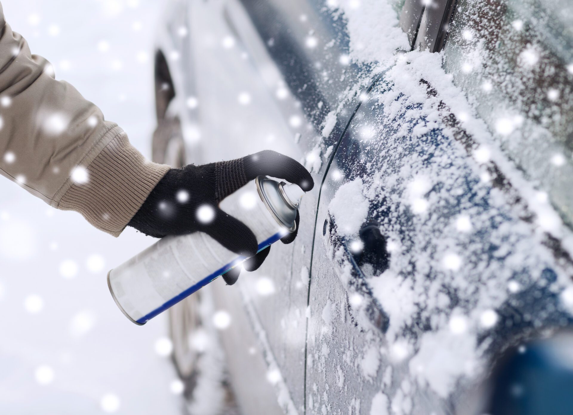 Se a fechadura do carro congelar, você pode usar fluidos especiais de descongelamento. Mas isso não é estritamente necessário se você souber o truque da fita mágica.