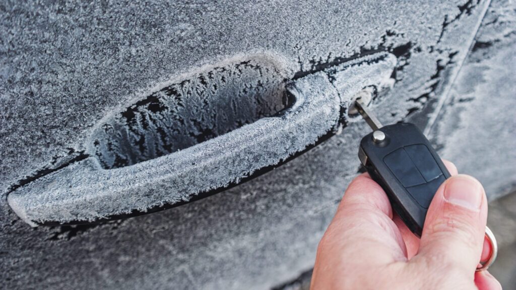 Uma trava congelada na porta do carro é um grande problema no inverno. Mas com um simples truque de fita adesiva, você pode resolvê-lo facilmente.