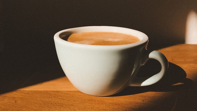 Não tome esses medicamentos e suplementos dietéticos com café: É um desperdício de dinheiro