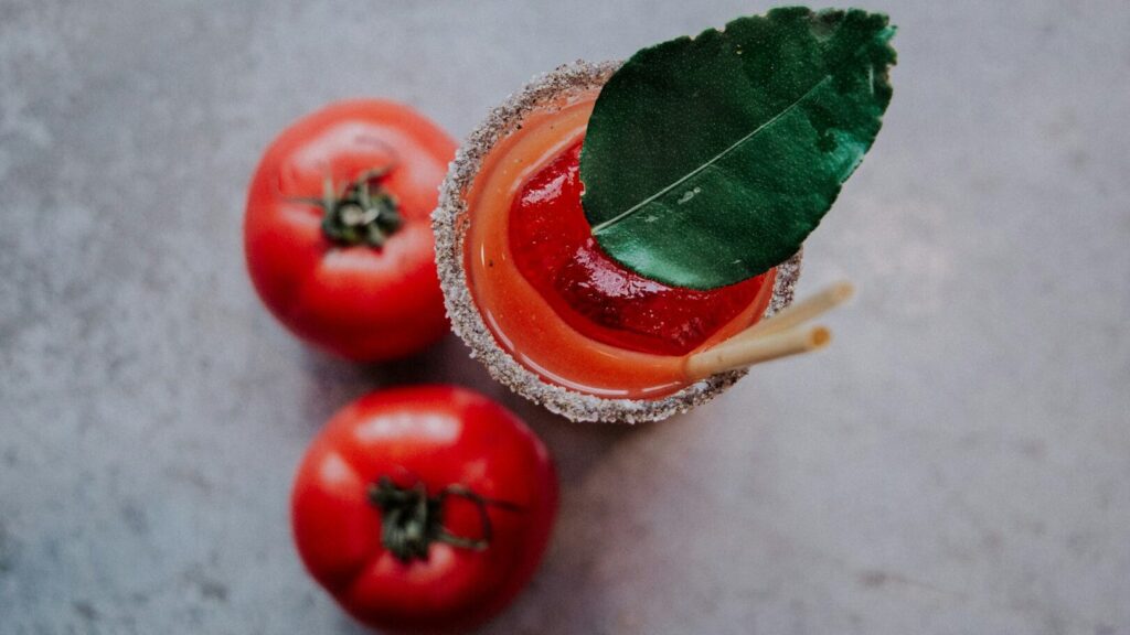 O suco de tomate não é uma bebida muito popular. Mas muitas pessoas ainda gostam dele no avião. E as razões são explicadas cientificamente.