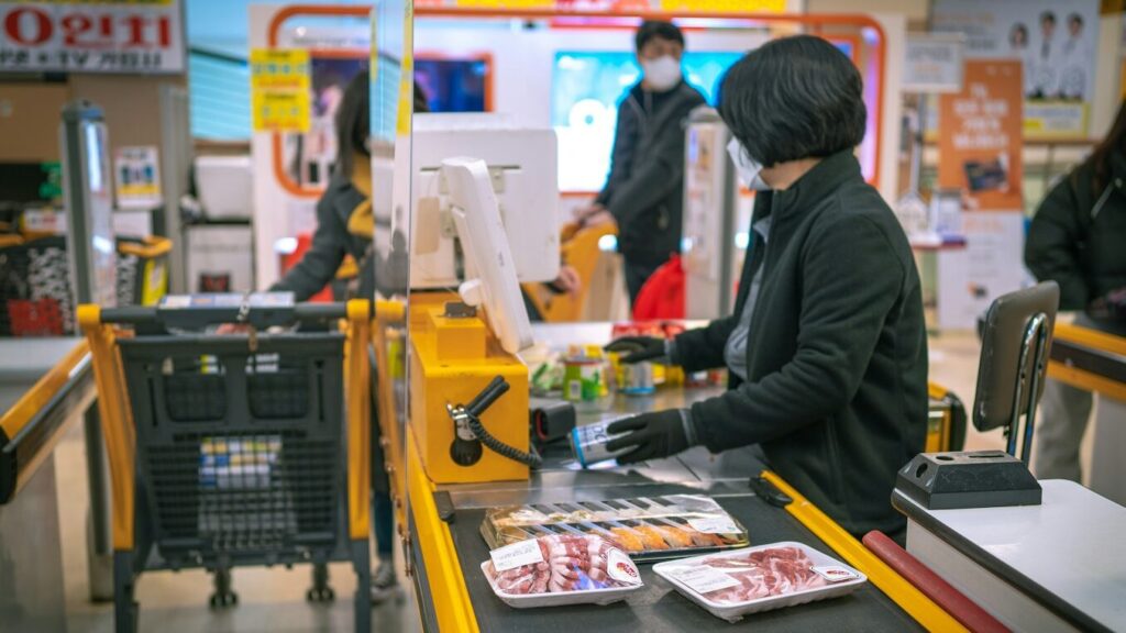 Trabalhar em lojas não é fácil, as pessoas geralmente dificultam ao máximo o trabalho dos caixas.