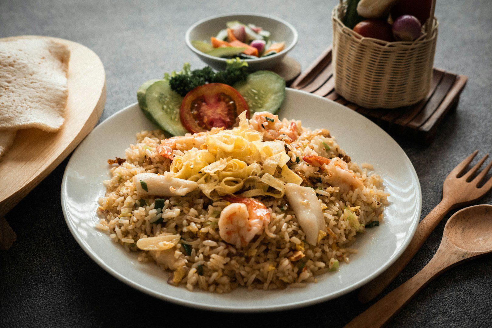 O arroz pode ser um acompanhamento, mas também uma base para risotos e vários pratos asiáticos. É importante saber como temperá-lo corretamente.