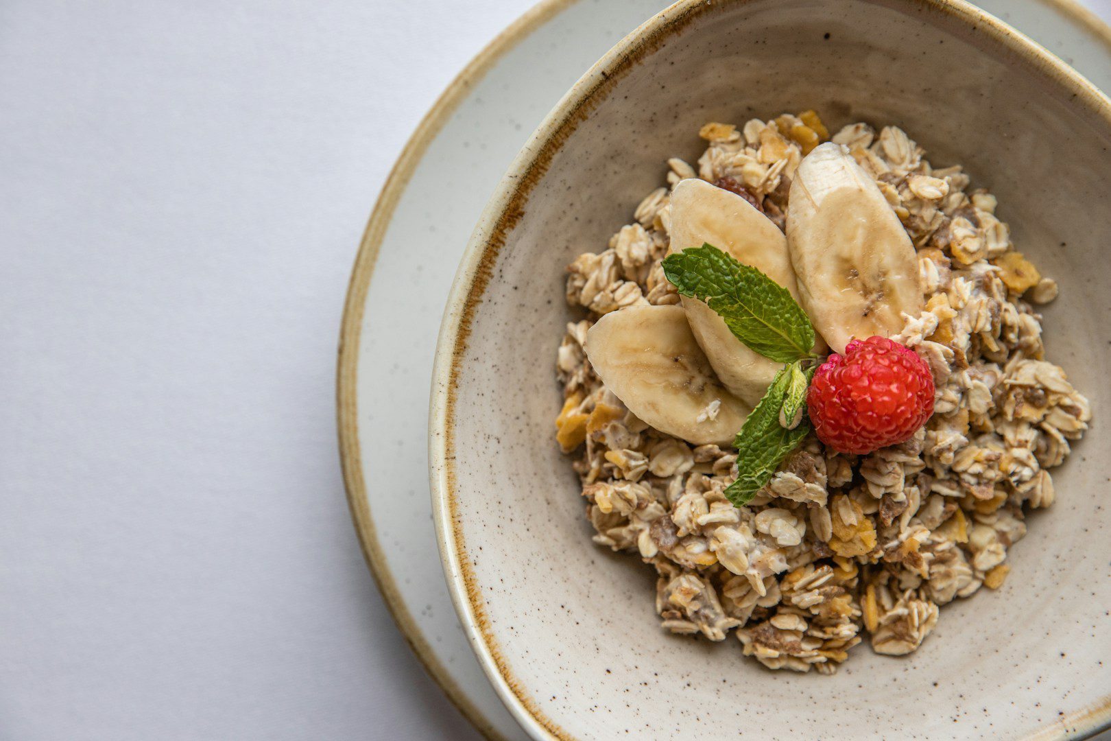 Se estiver comendo mingau com bananas no café da manhã, talvez seja melhor pensar em outra fruta para substituí-las.