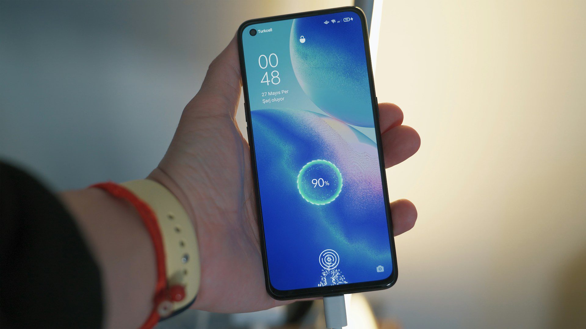Se você carregar seu telefone, poderá danificá-lo facilmente se conectar os cabos errados. Em que exatamente muitas pessoas cometem erros?