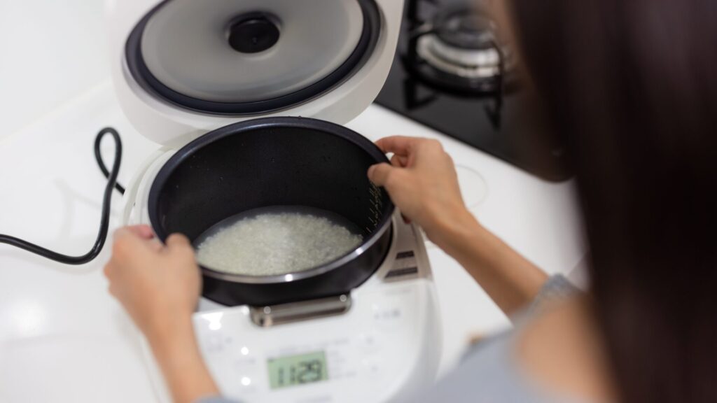 Cansado do arroz seco e sem graça: compre uma panela elétrica de arroz e adicione estes ingredientes
