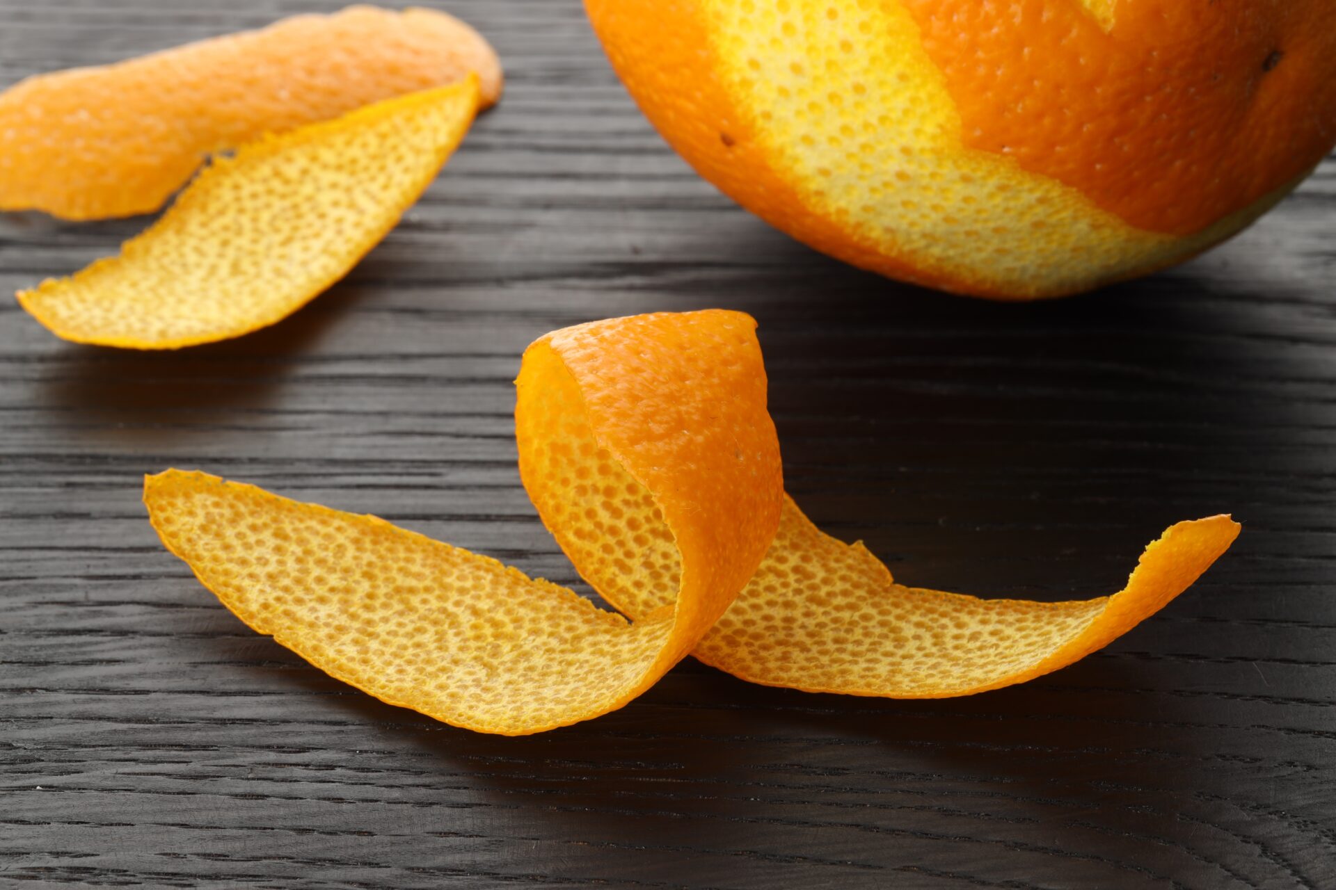 A casca de laranja funciona como repelente para gatos.