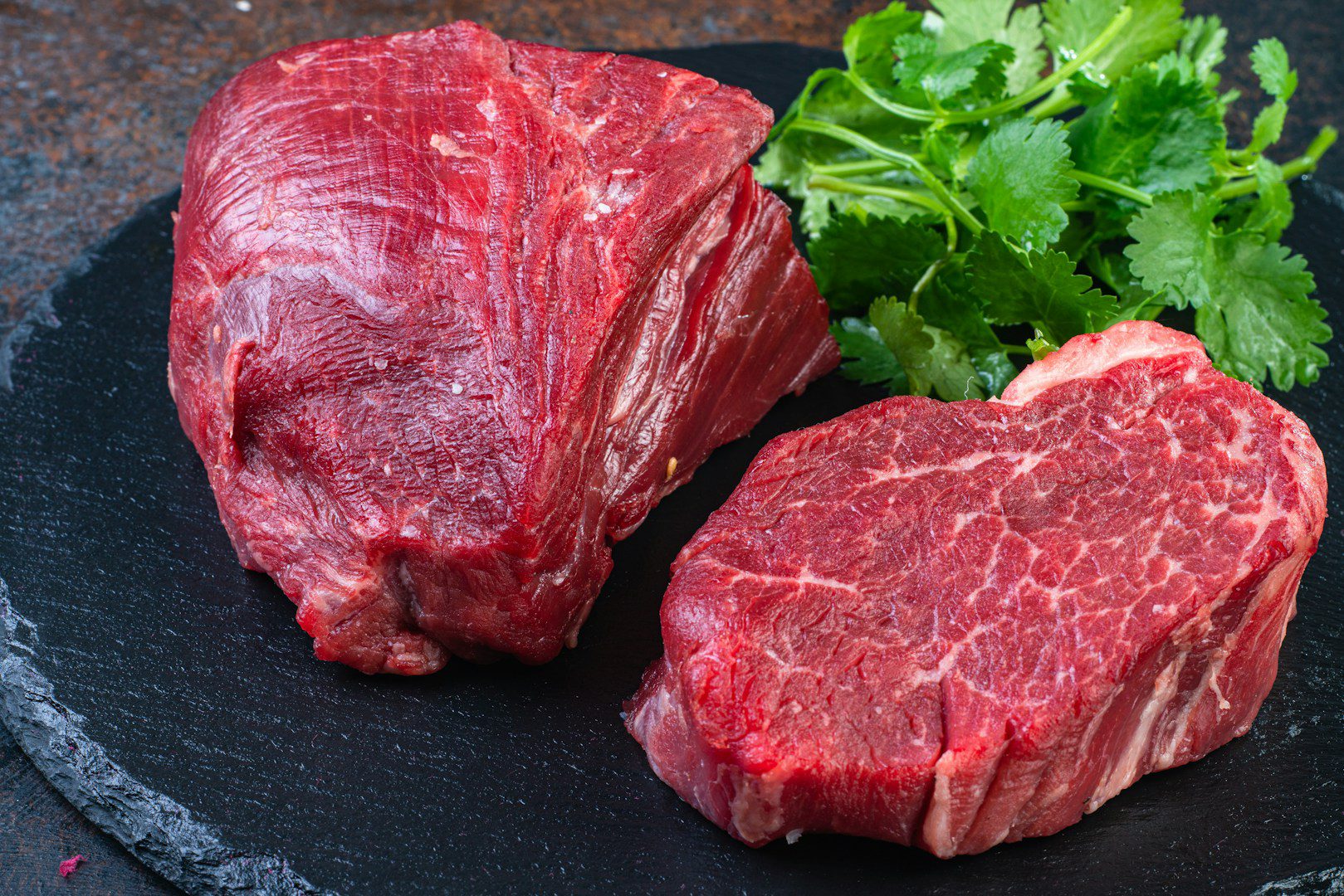 A carne crua nunca é lavada com água. E isso se aplica a frango, porco ou boi.