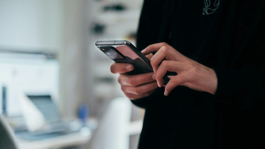 À primeira vista, talvez você não perceba, mas cada um de nós segura o celular de forma um pouco diferente. Você está na mesma categoria que seus amigos?