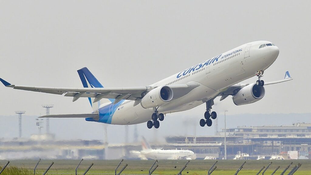 Antes de viajar de avião, é importante considerar não apenas o que você terá em sua mala, mas também o que você vestirá.