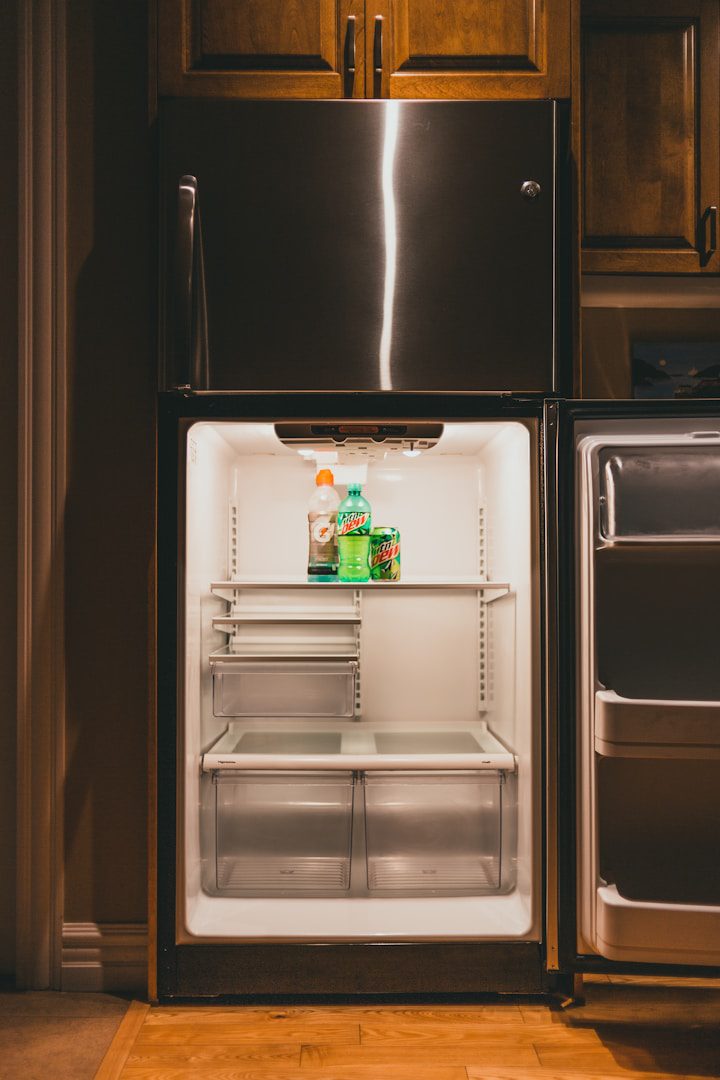 Se você deixar o freezer fechado após um corte de energia, ele manterá uma temperatura relativamente baixa no interior por muitas horas.