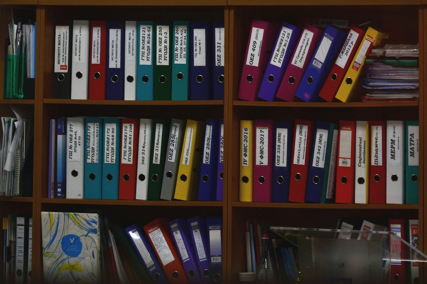 Os documentos precisam ser organizados de forma clara, mas também armazenados em um local seguro.