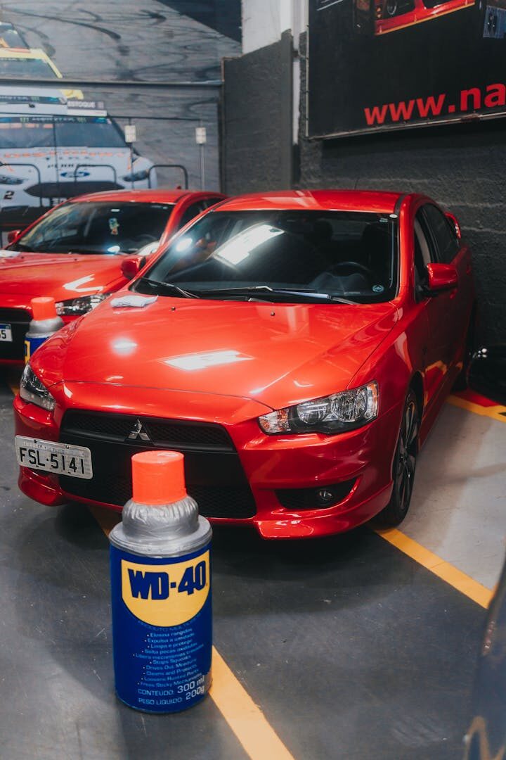 Se você usar o solvente WD-40 a tempo, as manchas de óleo desaparecerão. Essa é uma maneira muito eficaz de se livrar delas.