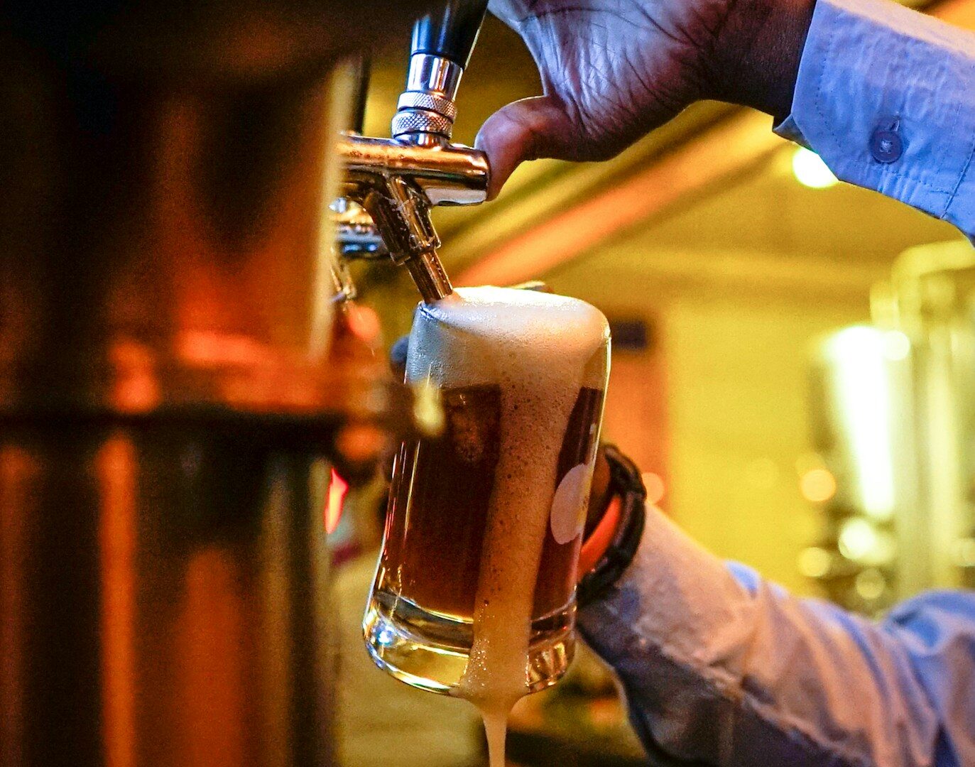 O consumo diário regular de cerveja não é totalmente adequado. É provável que problemas no fígado apareçam muito em breve.