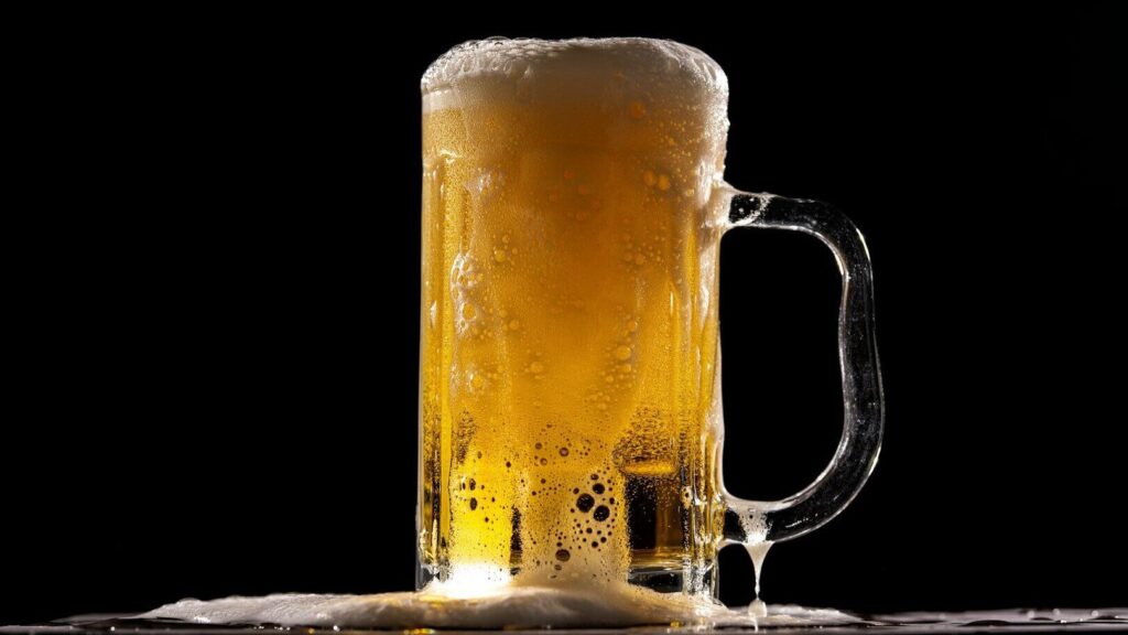 A cerveja é uma bebida popular em muitos países. Ela traz benefícios à saúde. Mas se você a consumir diariamente, corre o risco de ter problemas.