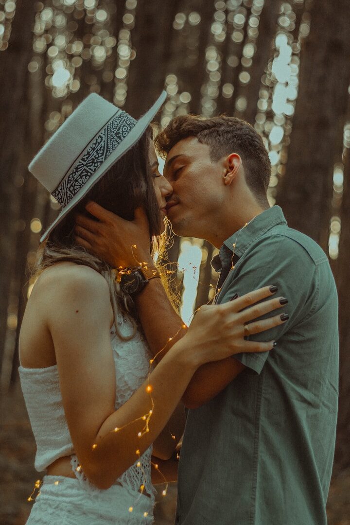 Muitas pessoas têm medo do beijo. No entanto, esse é um ato que deve expressar emoções positivas puras. Se você se preparar adequadamente antes do encontro, não falhará.