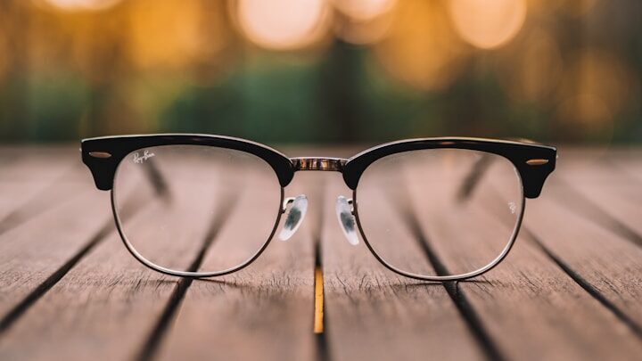 Os óculos não são apenas um acessório de moda. Eles são, antes de tudo, um dispositivo médico que deve ajudá-lo. Mas se você não cuidar deles adequadamente, pode acontecer o contrário.