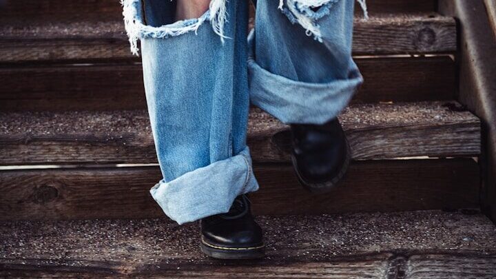 Se você quiser estar na moda este ano, compre jeans mais compridos e use-os enrolados. Essa é uma das últimas tendências da moda.