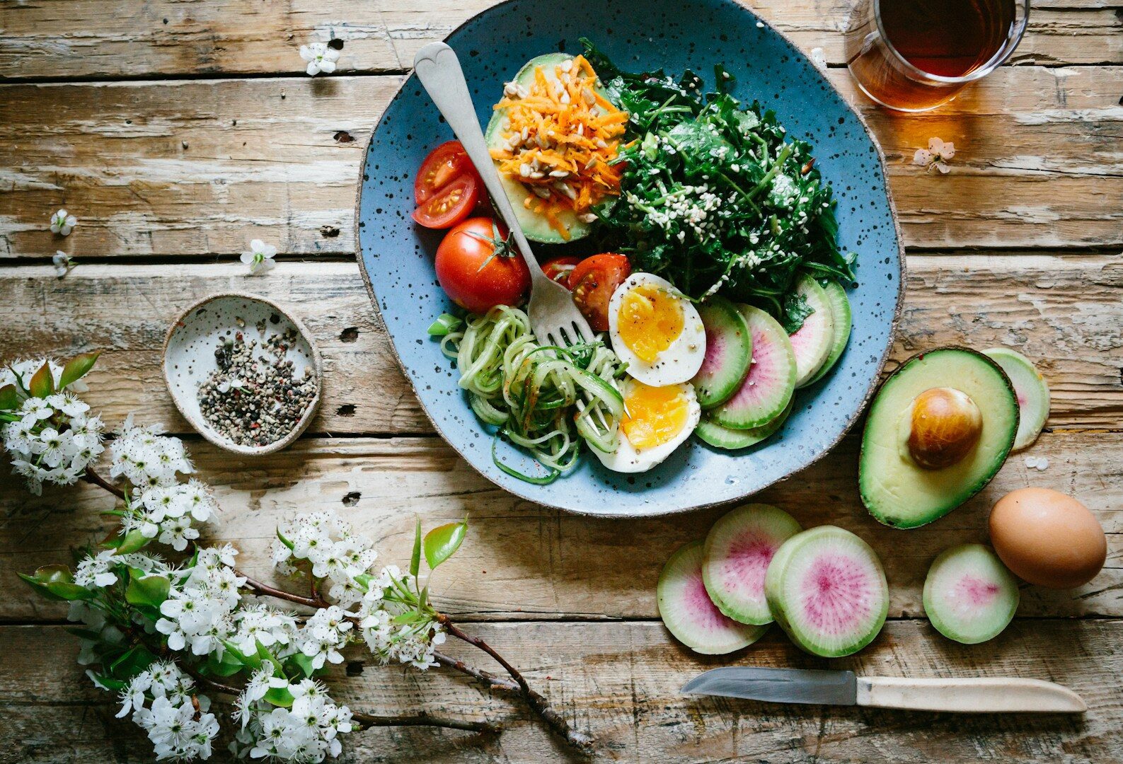 Pode haver muitos motivos para não comer carne. Não importa se você não gosta do sabor ou é vegetariano por convicção, seu corpo sente falta de carne. Portanto, é necessário adaptar sua dieta a esse fato.
