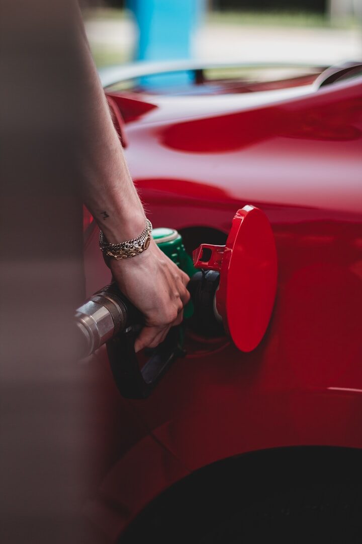 O novo combustível E20 é tabu para alguns modelos de carros. Por quê? Então, quem pode abastecer e quem não pode?