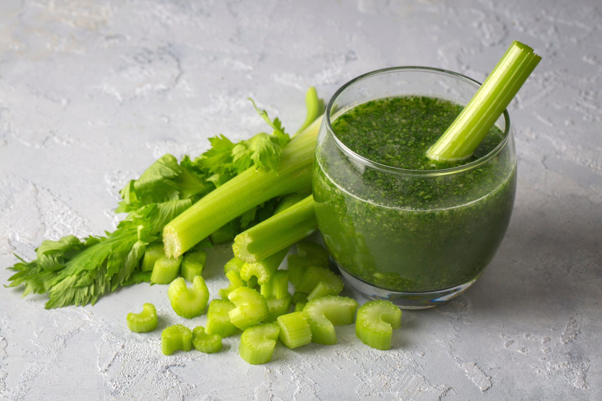 Beber suco de aipo é uma grande tendência atualmente, embora muitas pessoas ainda não tenham descoberto o gosto por ele.