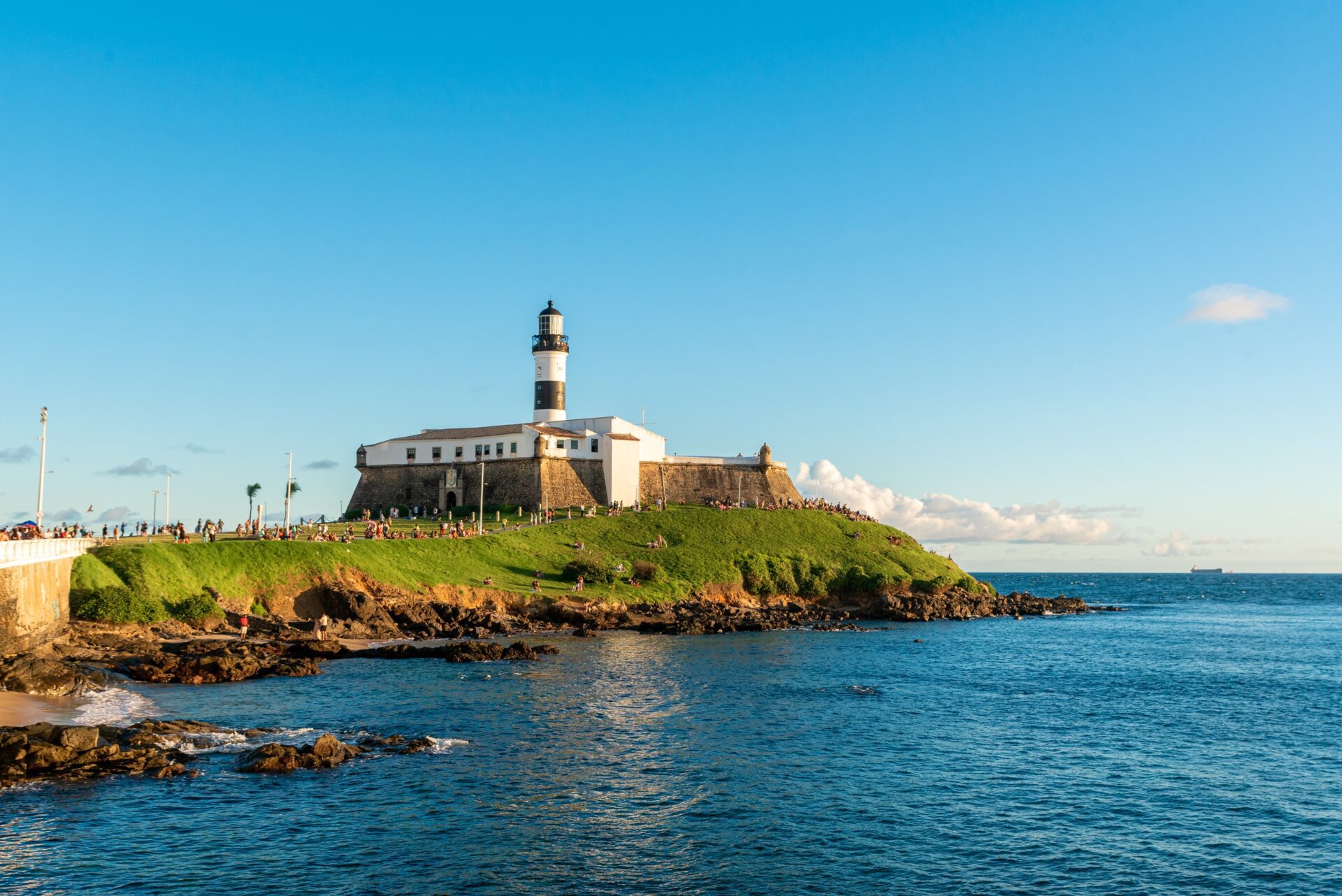 O Farol da Barra oferece vistas de um belo pôr do sol.