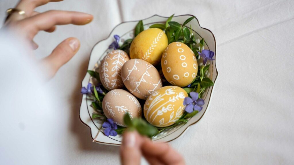 Os ovos de Páscoa podem ser tingidos de várias maneiras. Algumas famílias preferem tintas comuns, outras usam marcadores especiais ou o chamado método herbal.